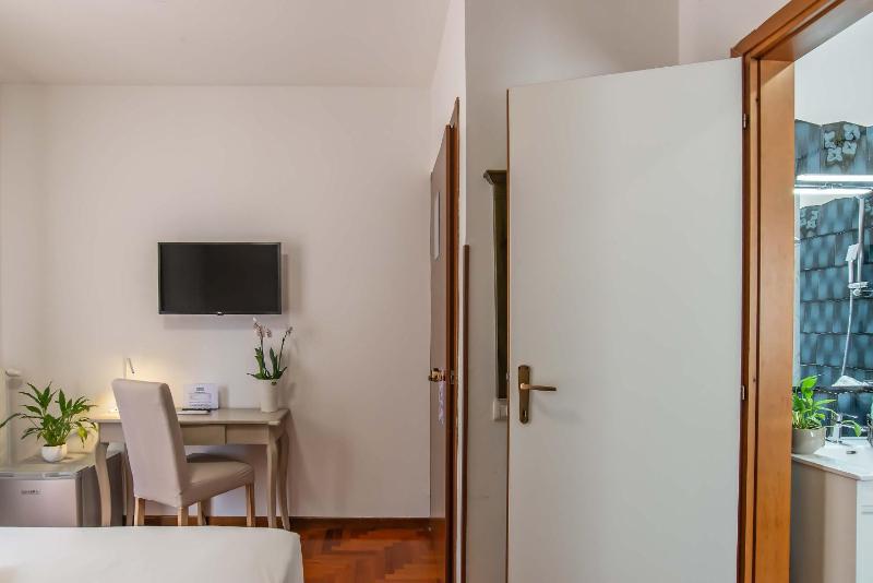 Small Double Room image 3