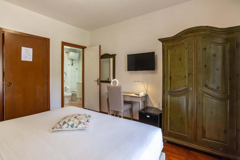 Double Room image 4