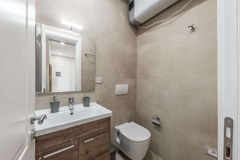 Luxury Block District Apartment - image 8
