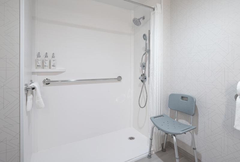 King Studio Suite with Mobility Accessible Roll-In Shower/Non-Smoking image 4