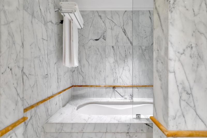 Deluxe Suite 1 Bedroom Suite, 1 King, Courtyard view image 2