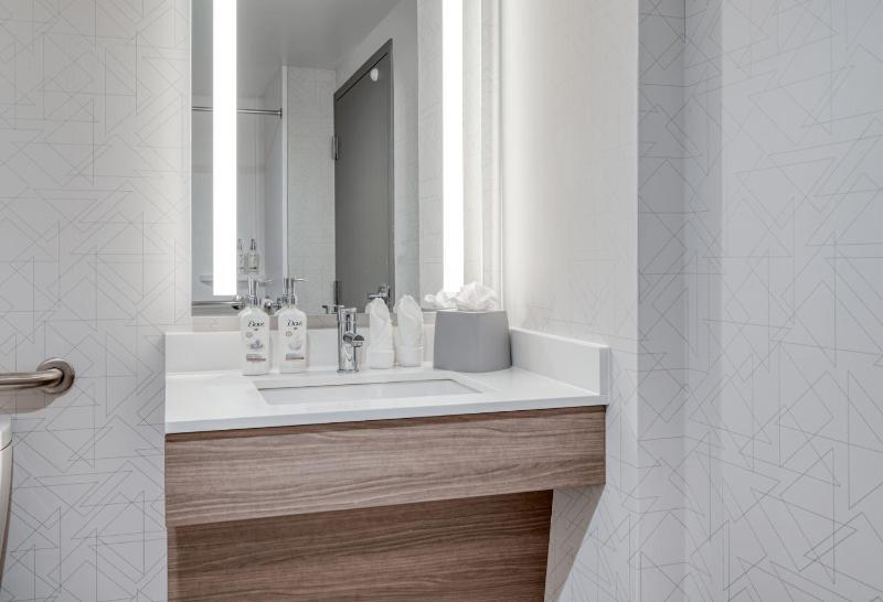 King Studio Suite with Mobility Accessible Roll-In Shower/Non-Smoking image 2
