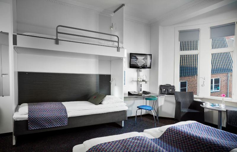 Captain Family Room  image 4