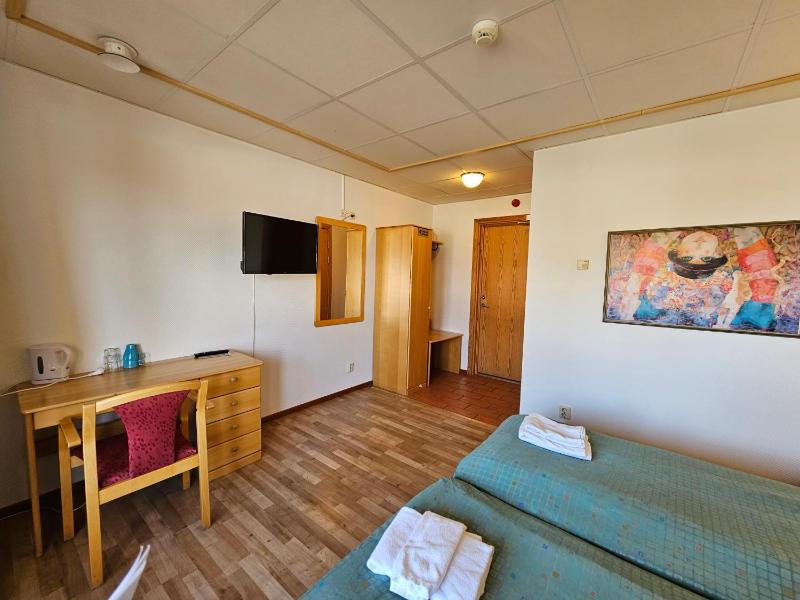 Twin Room image 4