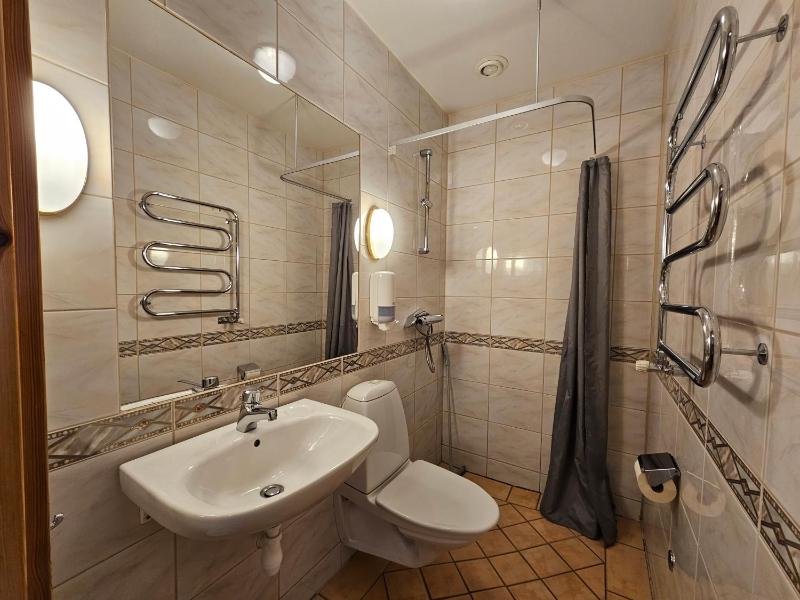 Twin Room image 3