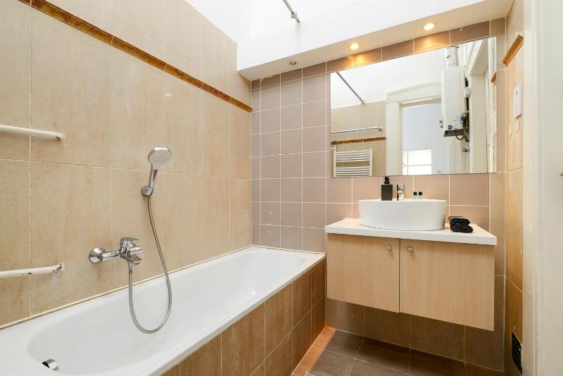Akacfa 7 City Center Beautiful Apartment - image 4