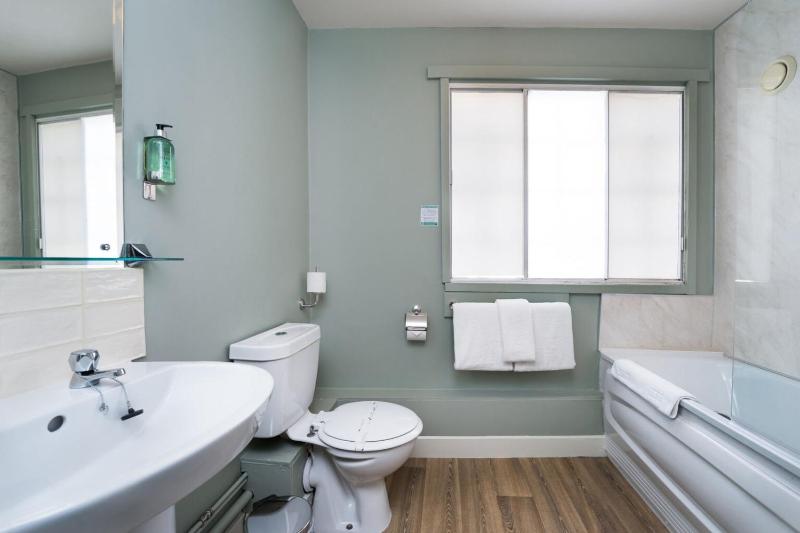 Twin Room image 4