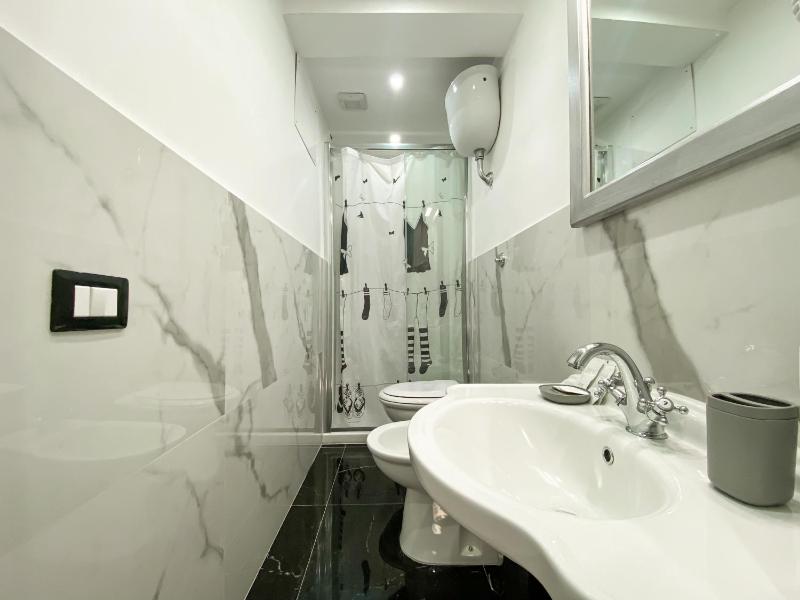 Deluxe Double or Twin Room with Balcony image 4