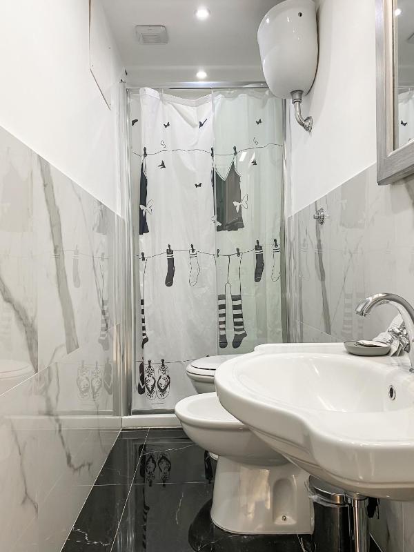 Deluxe Double or Twin Room with Balcony image 3
