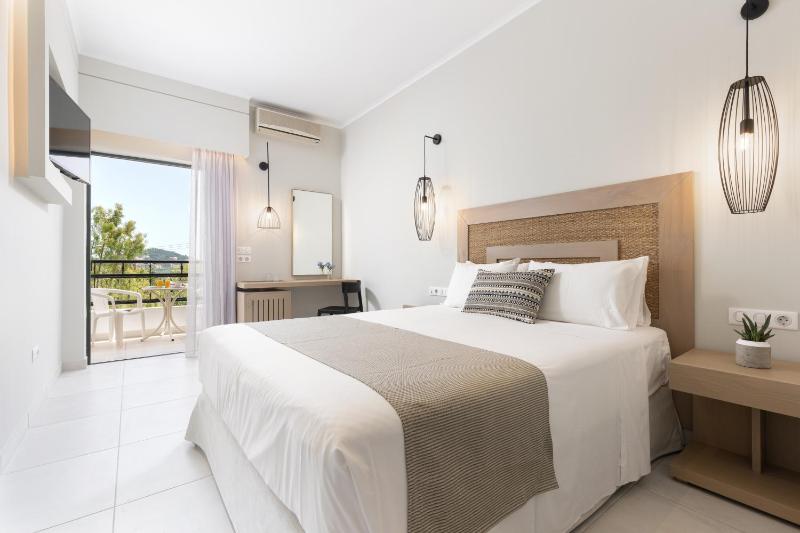 Superior Triple Room with Sea View image 3