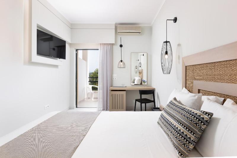 Superior Double or Twin Room with Sea View image 3