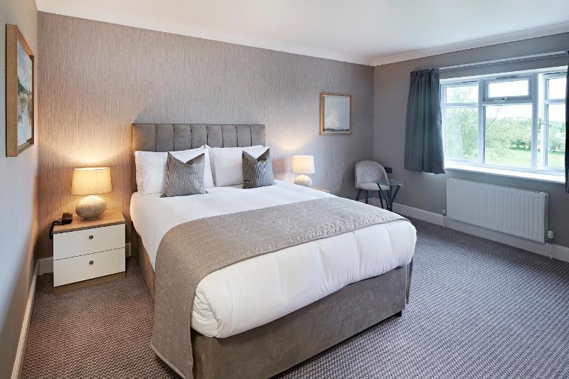 Superior King Room with River View image 1