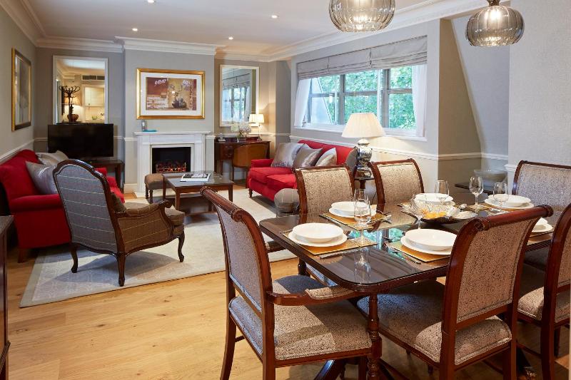 Deluxe Three-Bedroom Apartment, Brompton Road image 2