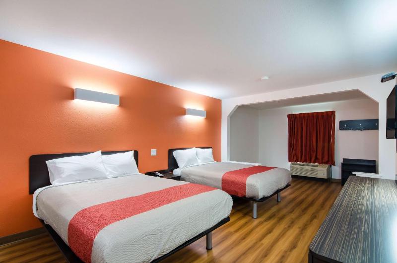 Deluxe Queen Room with Two Queen Beds - Non-Smoking image 1