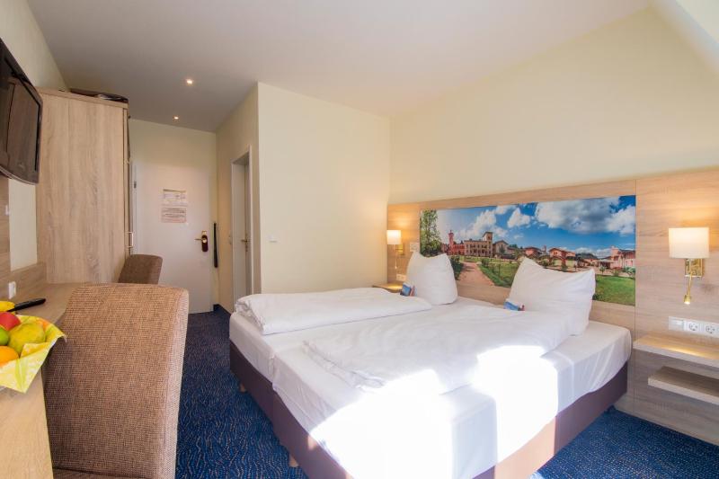 Double Room with Lake View image 4