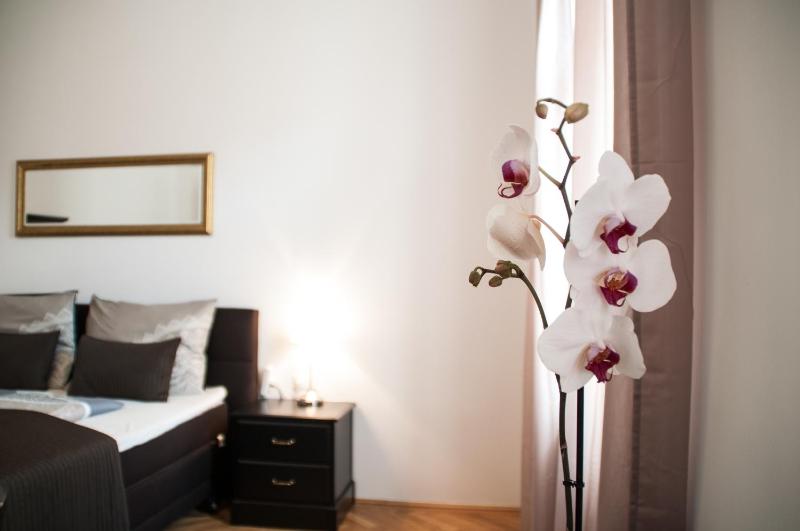 Deluxe Four-Bedroom Apartment -  Marc Aurel Strasse 6, 1010 Vienna image 2
