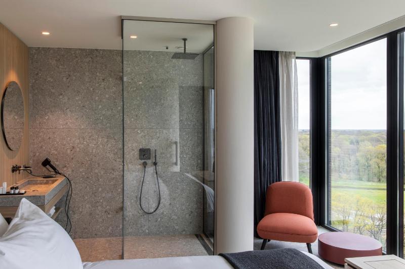 King Room with Spa Bath image 3