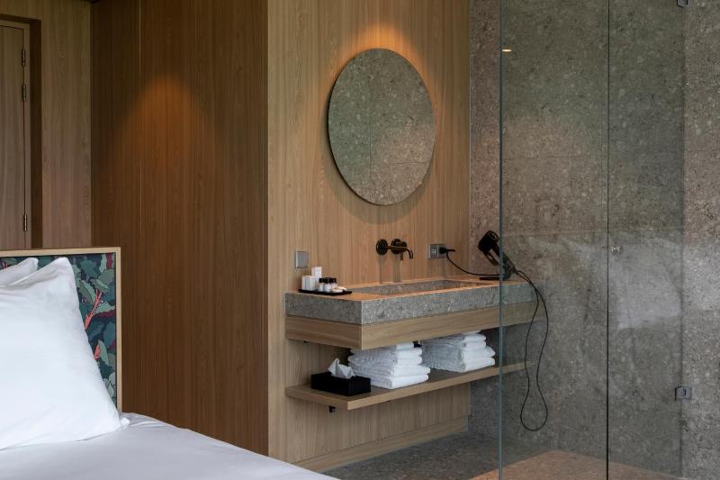 King Room with Spa Bath image 2