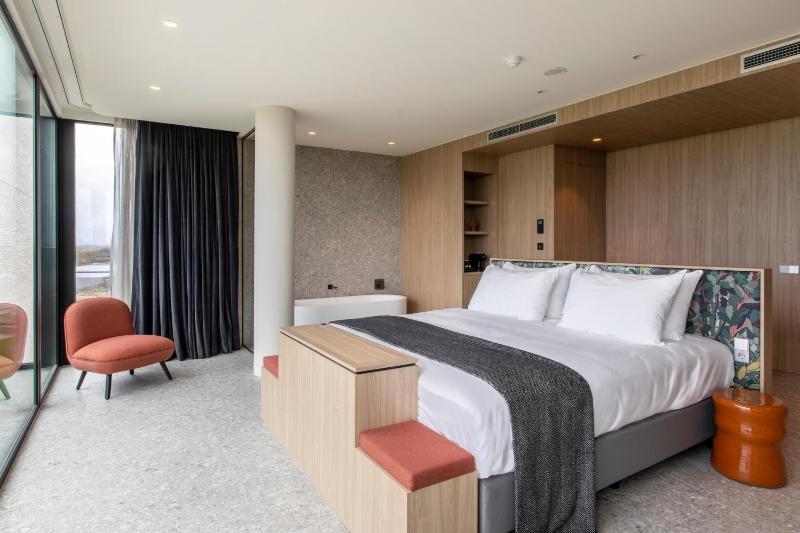 King Room with Spa Bath image 4