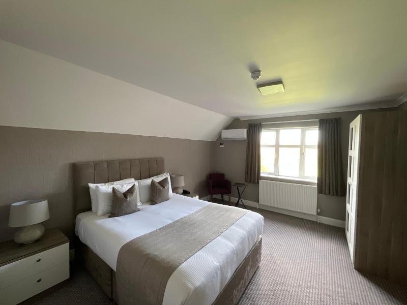 Superior King Room with River View image 3