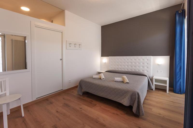 Deluxe Double Room with Balcony and Lake View image 3