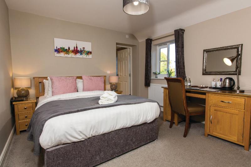 Standard Double Room image 3