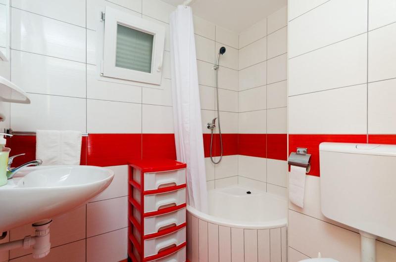 Three-Bedroom Holiday Home  image 4