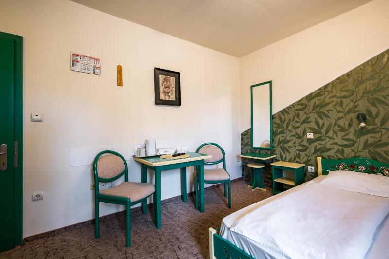 Double or Twin Room image 4