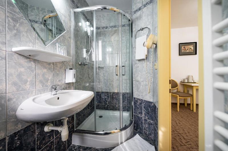 Double or Twin Room image 3