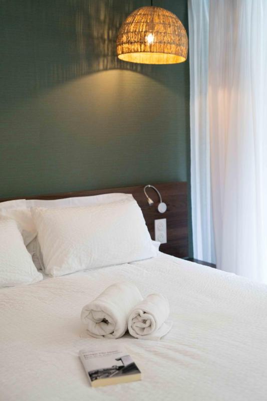 Double Room with Balcony image 4