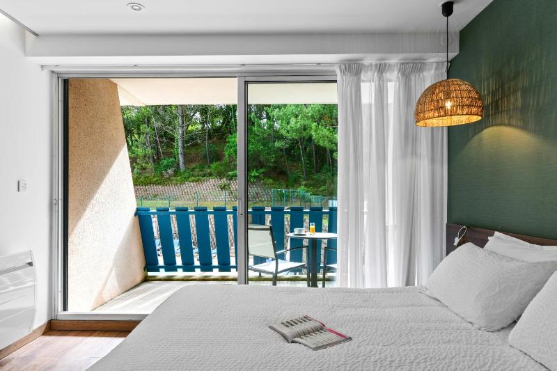 Double Room with Balcony image 3