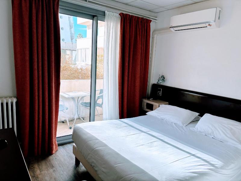 Double Room with City View image 1