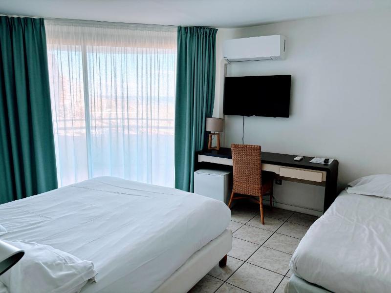 Standard Triple Room with Sea View image 1