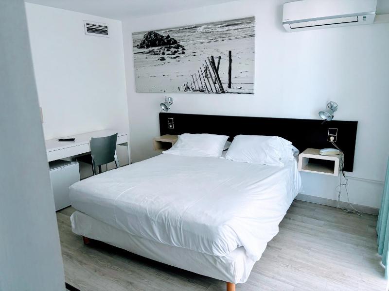 Double Room with Partial Sea View image 1