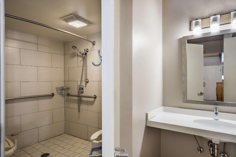 King Room with Roll-In Shower - Disability Access image 2
