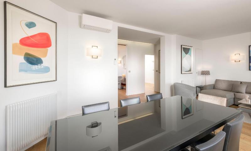 Duplex Three-Bedroom Apartment - Eiffel Tower image 3