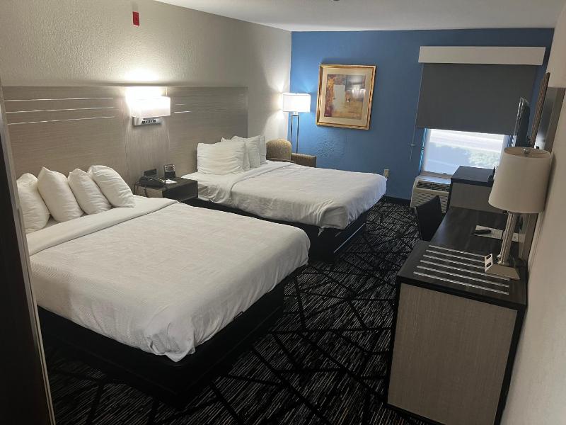Queen Room with Two Queen Beds - Non-Smoking image 3