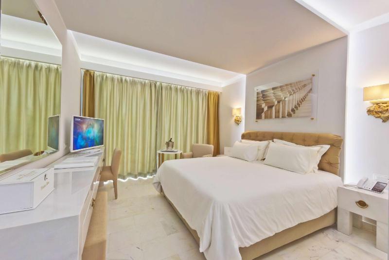 Deluxe Room with Sea View image 4