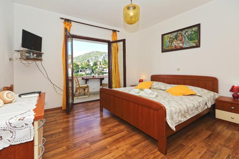 One-Bedroom Apartment with Balcony and Sea View image 4