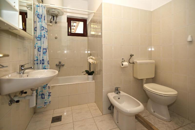 One-Bedroom Apartment with Balcony and Sea View image 3