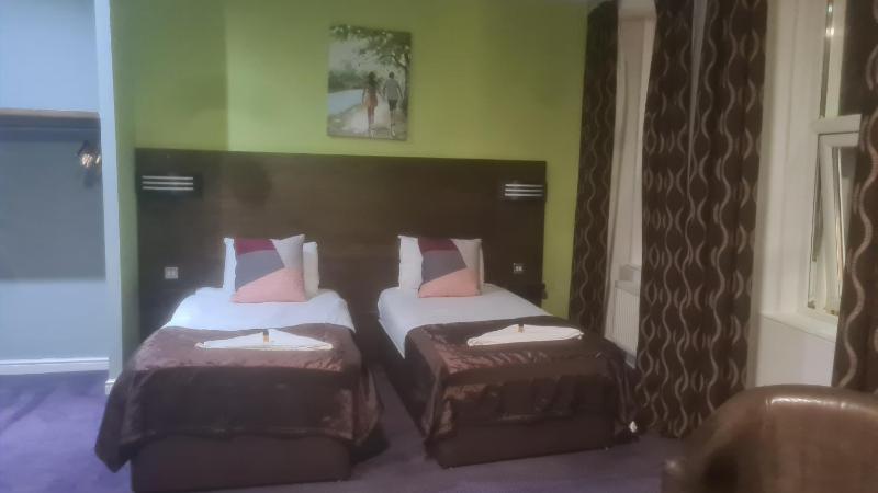 Standard Triple Room image 4