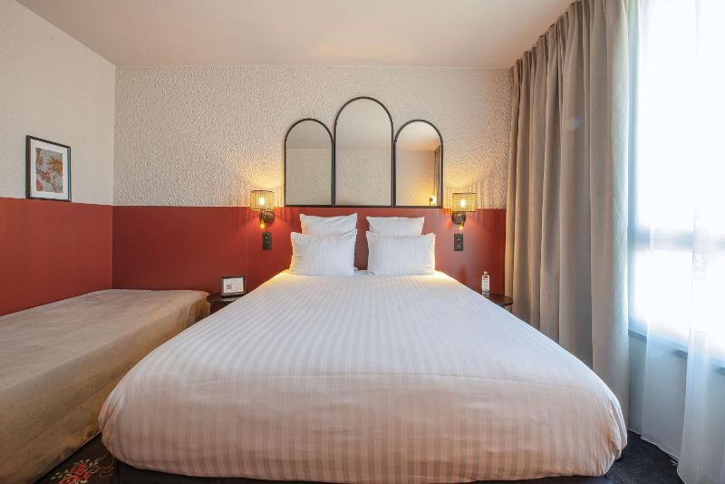 Family Room with One Queen Bed and One Single Bed - Non-Smoking image 4