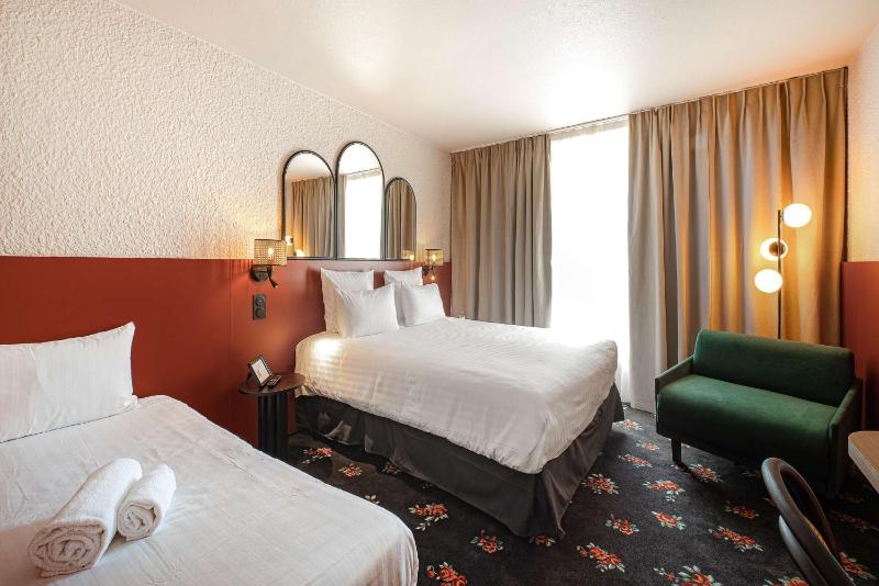 Family Room with One Queen Bed and One Single Bed - Non-Smoking image 1