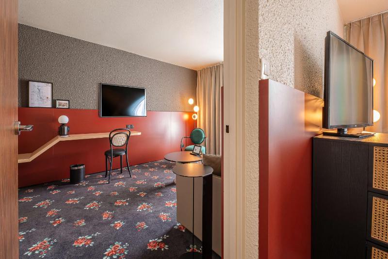 Suite with Queen Bed and Sofa Bed - Non-Smoking image 1