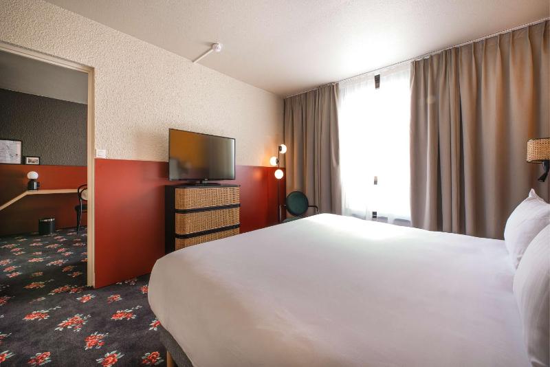 Suite with Queen Bed and Sofa Bed - Non-Smoking image 4