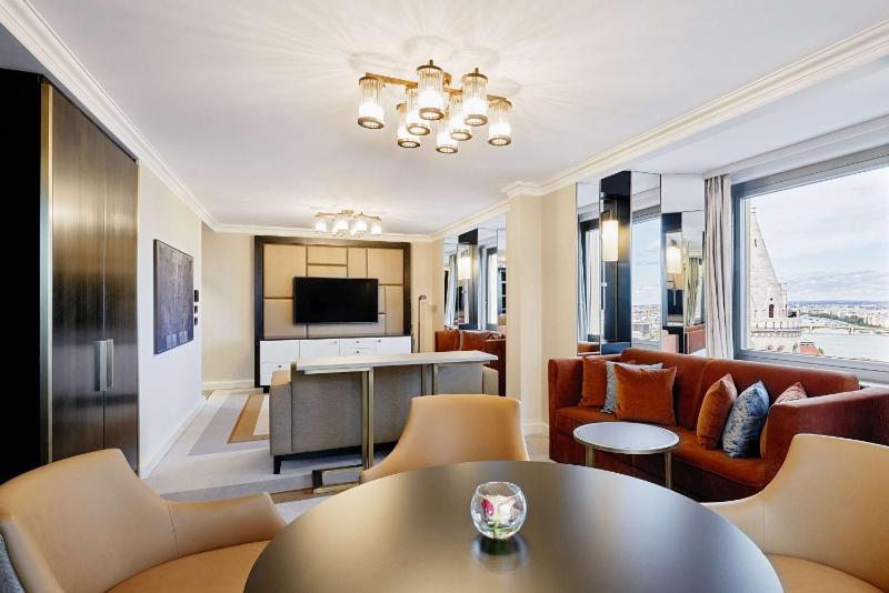 Corner King Suite - Danube River Suite image 4