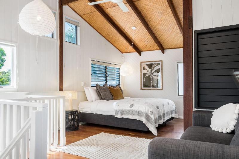 Bangalleys - beachside retreat with large pool - image 14