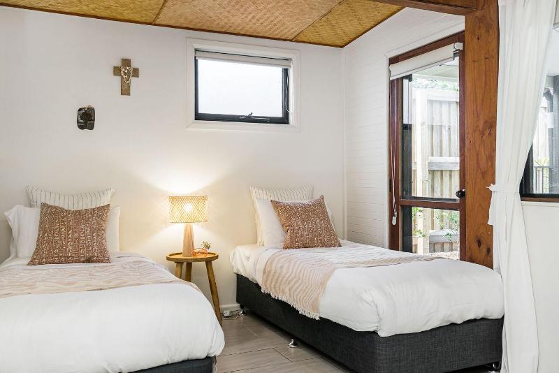 Bangalleys - beachside retreat with large pool - image 6