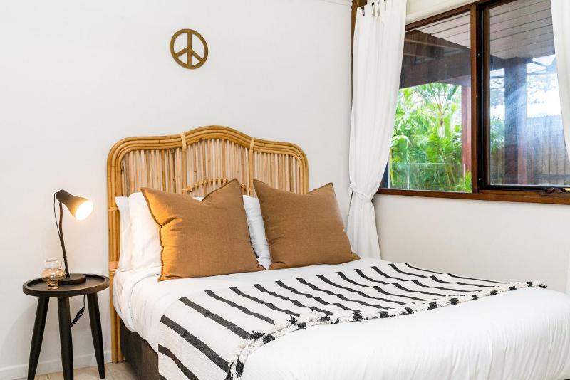 Bangalleys - beachside retreat with large pool - image 4