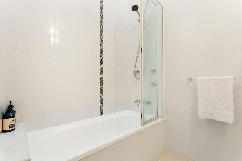 Beach House at Tallows - pet-friendly 4 BR retreat - image 10